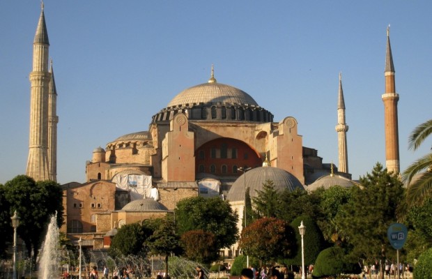 Top 10: Things To Do in Istanbul, Turkey Istanbul is one of the most dynamic, beautiful and exciting cities in the world. You could easily spend weeks there and still not see everything. Located on both sides of the Bosporus Straight (which connects the Black Sea to the Sea of Marmara), the city of Istanbul is split across...