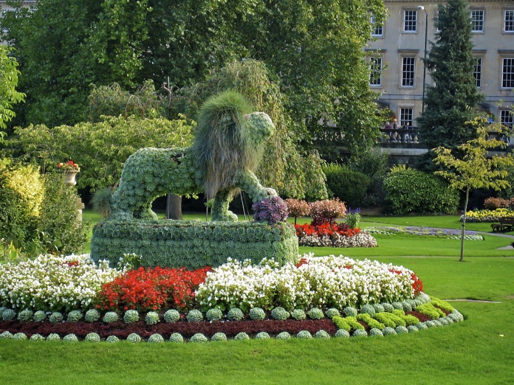 lion topiary